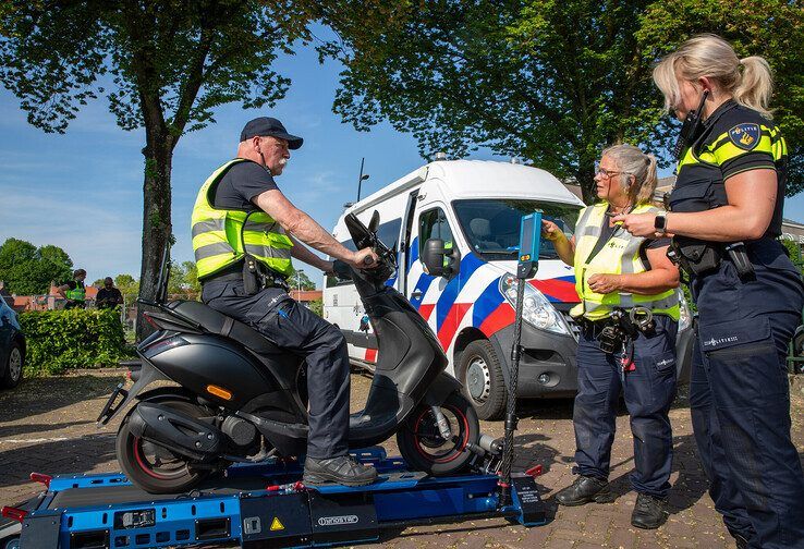 In beeld: Scooter- en fatbikecontrole in Zwolle – boetes en lopend naar huis