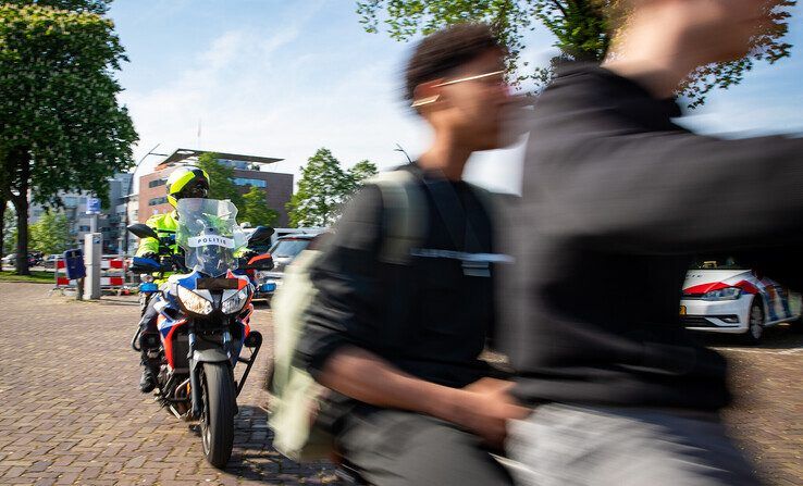 In beeld: Scooter- en fatbikecontrole in Zwolle – boetes en lopend naar huis