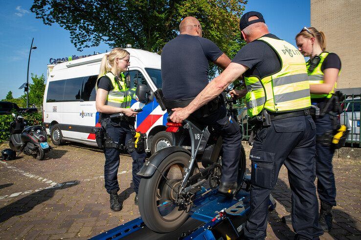 In beeld: Scooter- en fatbikecontrole in Zwolle – boetes en lopend naar huis
