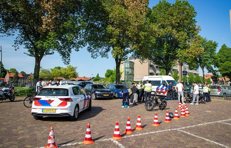 In beeld: Scooter- en fatbikecontrole in Zwolle – boetes en lopend naar huis