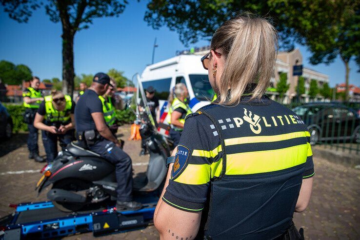 In beeld: Scooter- en fatbikecontrole in Zwolle – boetes en lopend naar huis