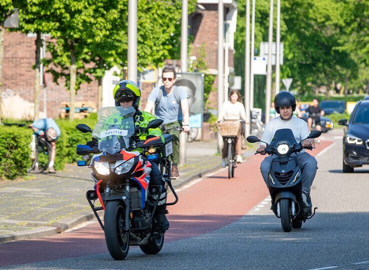 In beeld: Scooter- en fatbikecontrole in Zwolle – boetes en lopend naar huis