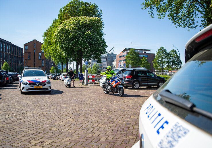 In beeld: Scooter- en fatbikecontrole in Zwolle – boetes en lopend naar huis