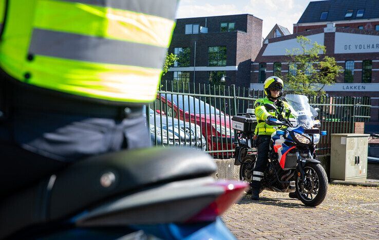 In beeld: Scooter- en fatbikecontrole in Zwolle – boetes en lopend naar huis