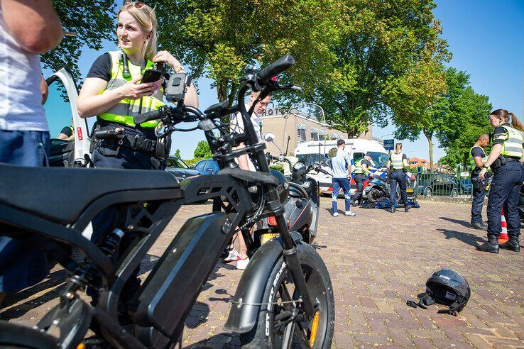 In beeld: Scooter- en fatbikecontrole in Zwolle – boetes en lopend naar huis