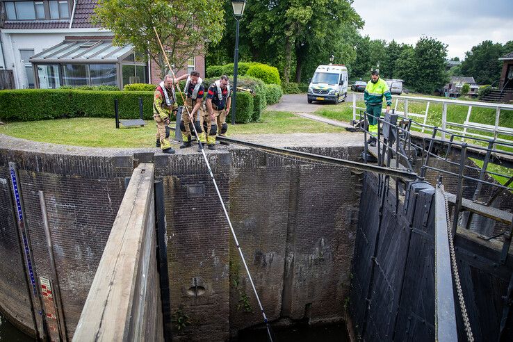 Eend urenlang vast in Katerveersluis, brandweer schiet te hulp