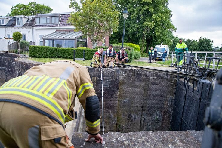 Eend urenlang vast in Katerveersluis, brandweer schiet te hulp