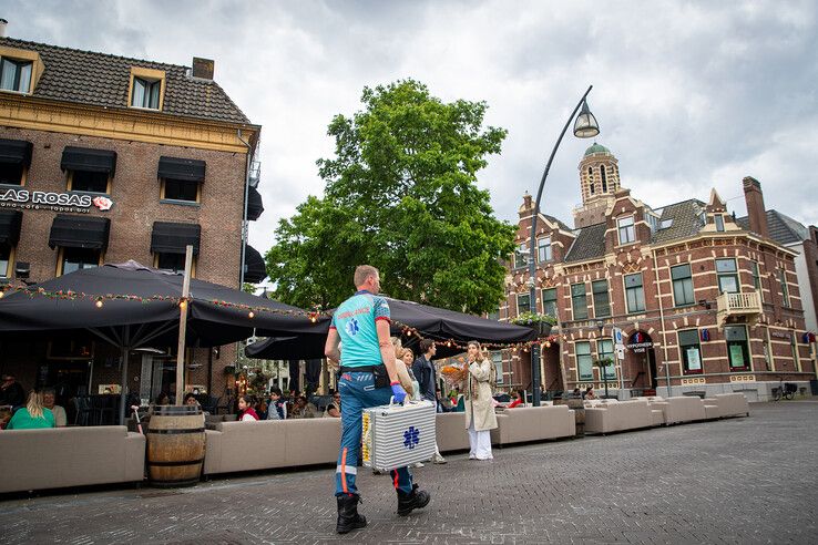 Omstanders redden kind uit stadsgracht bij Rodetorenplein