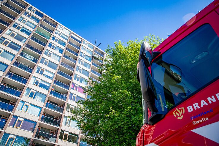Glazenwassers vast op grote hoogte bij flat in Zwolle