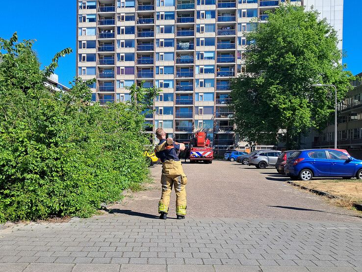Glazenwassers vast op grote hoogte bij flat in Zwolle