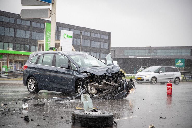 Op de Ceintuurbaan botste een vrachtwagentje op een personenauto.
