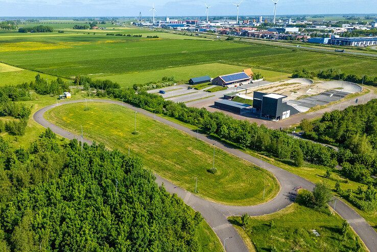 Modelvliegclub Cumulus en wielerclub KWC aan de Schansdijk in Kampen.