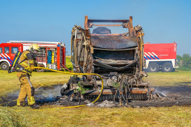 De balenpers brandde volledig uit in het weiland.
