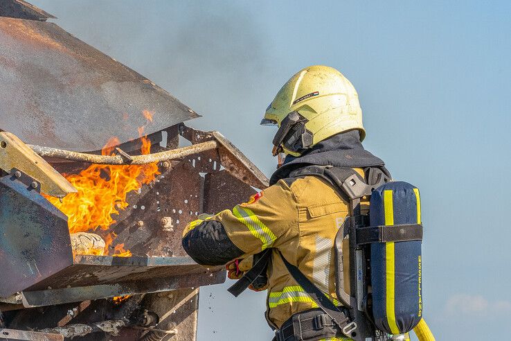 Balenpers brandt volledig uit in weiland bij Kampen