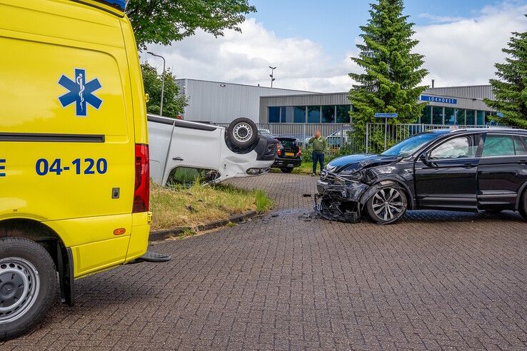 Bestelbus op de kop na aanrijding  in Kampen