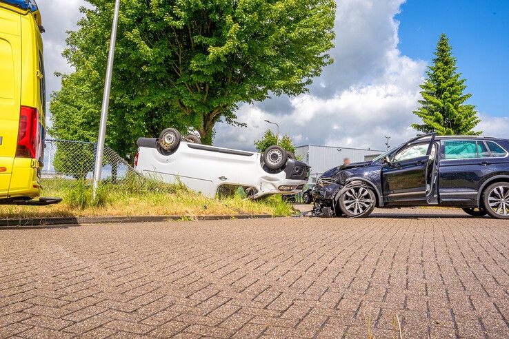 Bestelbus op de kop na aanrijding  in Kampen
