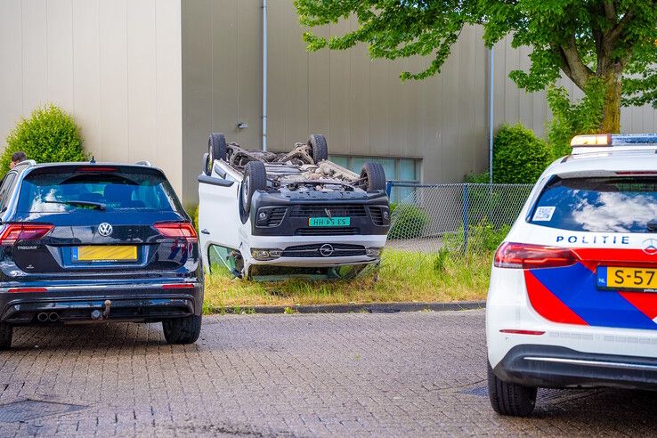 Bestelbus op de kop na aanrijding  in Kampen