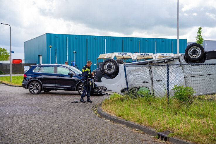 De bestelwagen kwam op de kop terecht.