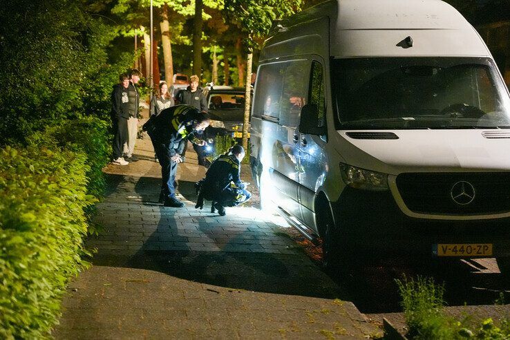 Politieagenten doofden het vuur met een brandblusser.