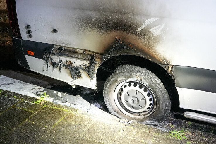 Weer autobrand in Berkum: politie vermoedt brandstichting