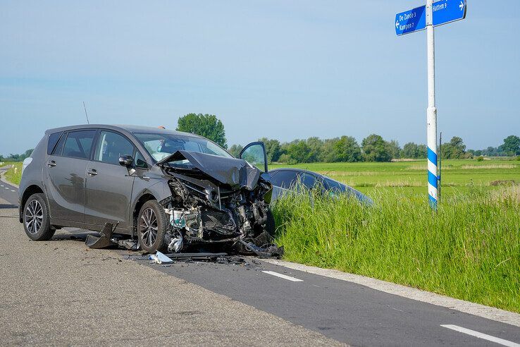 Vrouw gewond bij botsing tussen twee auto’s in Zalk