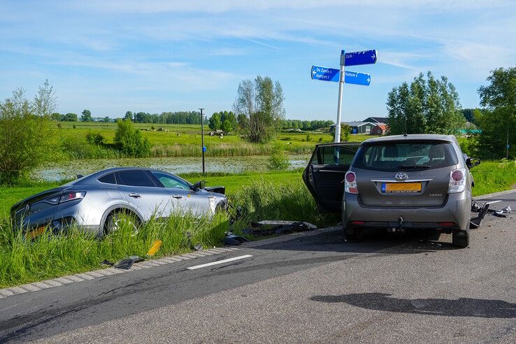Vrouw gewond bij botsing tussen twee auto’s in Zalk