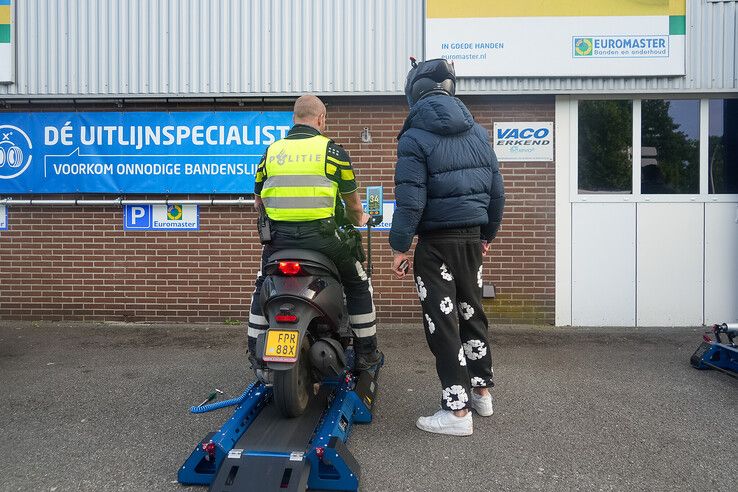 Zeventig boetes bij verkeerscontrole op Burgemeester Roelenweg in Zwolle