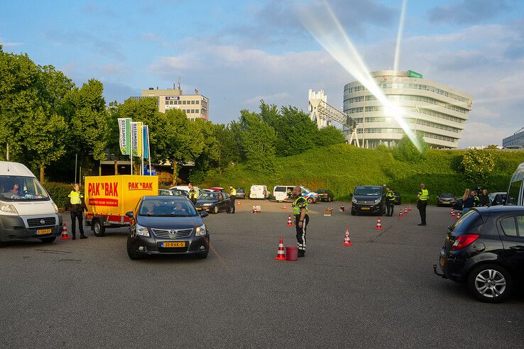 Politie controleert verkeer op Burgemeester Roelenweg in Zwolle.