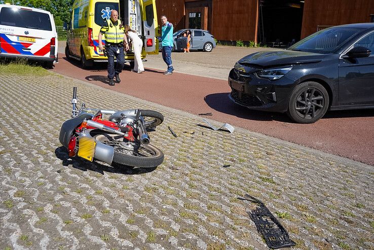De bromfietser is met spoed naar het ziekenhuis gebracht.