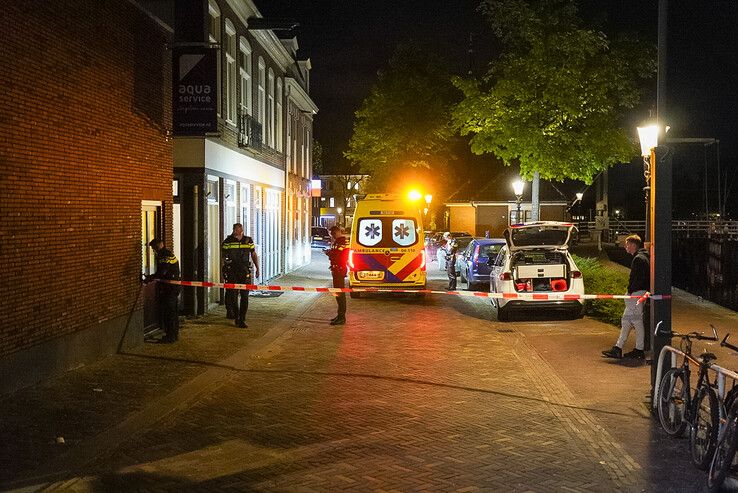 Bij het geweld in de woning raakten twee bewoners gewond.