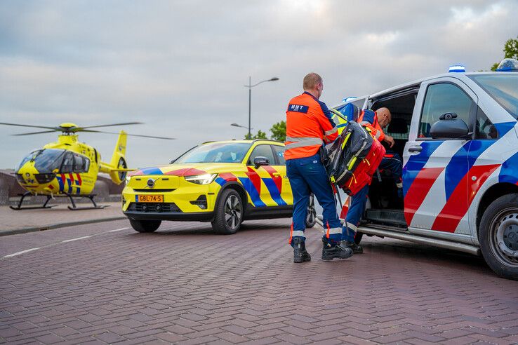 Het traumateam op de IJsselkade in Kampen.
