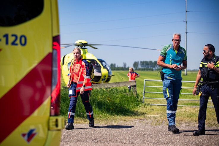 De trauma-arts loopt naar de wachtende ambulance in 's-Heerenbroek.