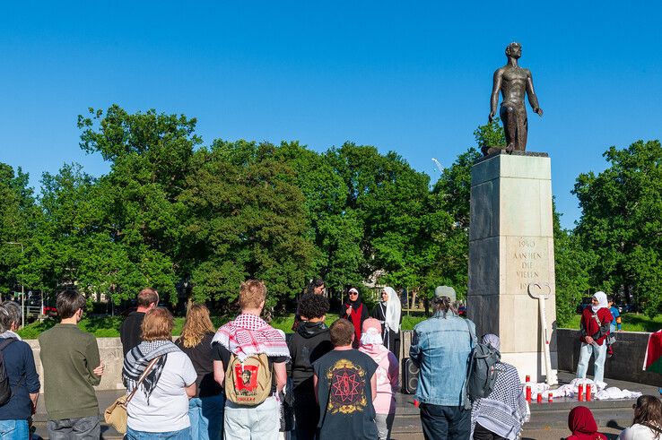 In beeld: Zwols oorlogsmonument decor voor protest en herdenking Palestina