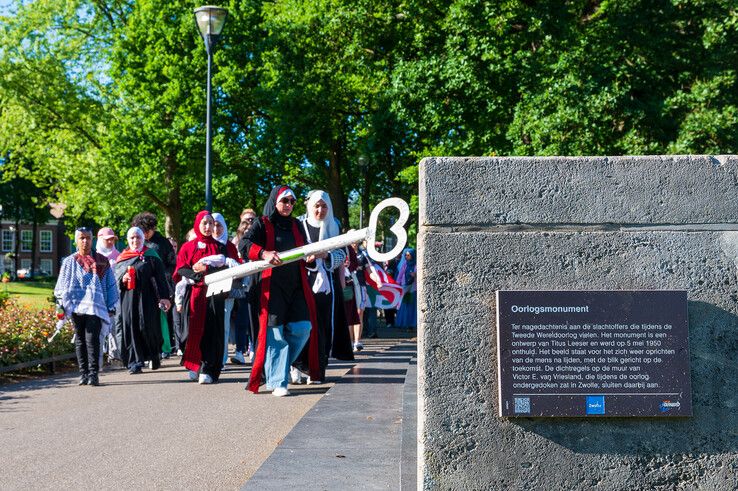 In beeld: Zwols oorlogsmonument decor voor protest en herdenking Palestina