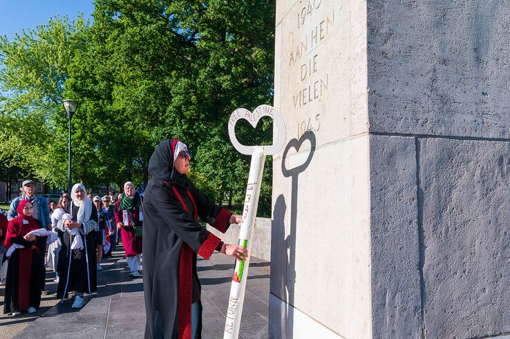 In beeld: Zwols oorlogsmonument decor voor protest en herdenking Palestina