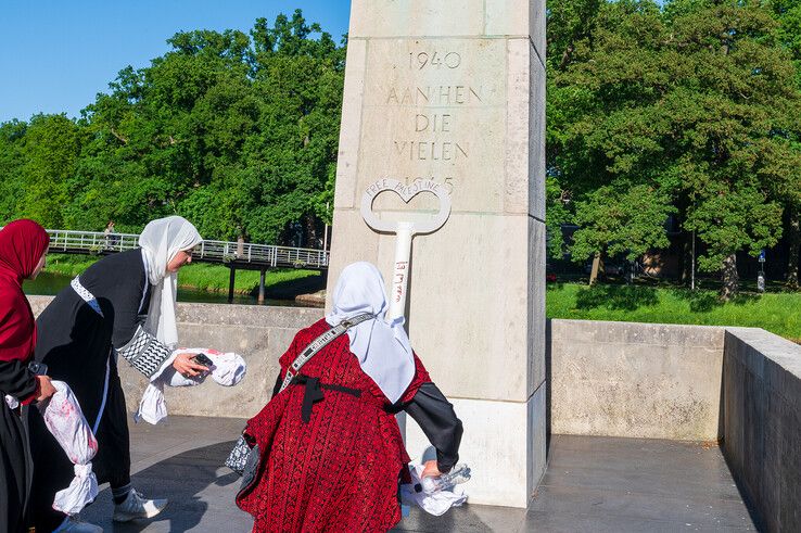 In beeld: Zwols oorlogsmonument decor voor protest en herdenking Palestina