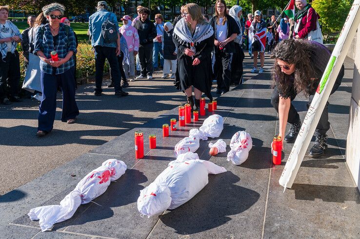 In beeld: Zwols oorlogsmonument decor voor protest en herdenking Palestina