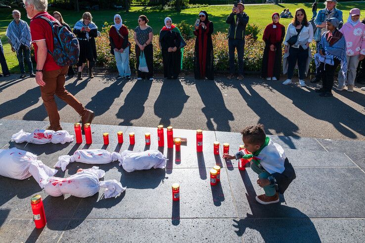 In beeld: Zwols oorlogsmonument decor voor protest en herdenking Palestina