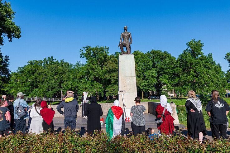 In beeld: Zwols oorlogsmonument decor voor protest en herdenking Palestina