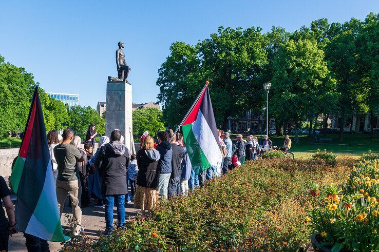 In beeld: Zwols oorlogsmonument decor voor protest en herdenking Palestina