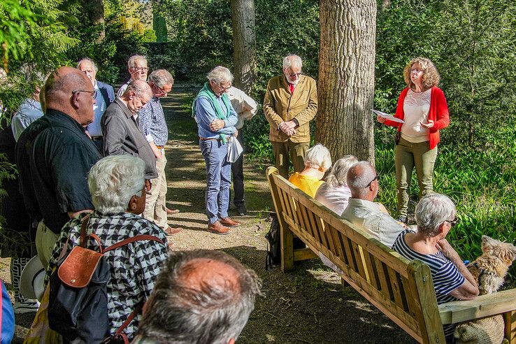 In beeld: Bloemen en toespraken bij graven van ‘rode’ dominee en SDAP-oprichter