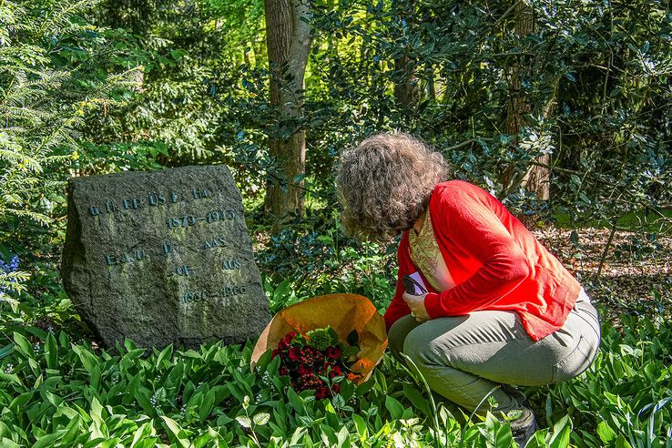 In beeld: Bloemen en toespraken bij graven van ‘rode’ dominee en SDAP-oprichter