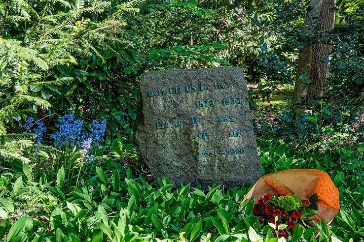 In beeld: Bloemen en toespraken bij graven van ‘rode’ dominee en SDAP-oprichter