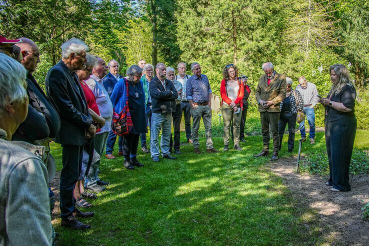 In beeld: Bloemen en toespraken bij graven van ‘rode’ dominee en SDAP-oprichter