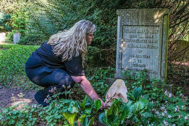 In beeld: Bloemen en toespraken bij graven van ‘rode’ dominee en SDAP-oprichter