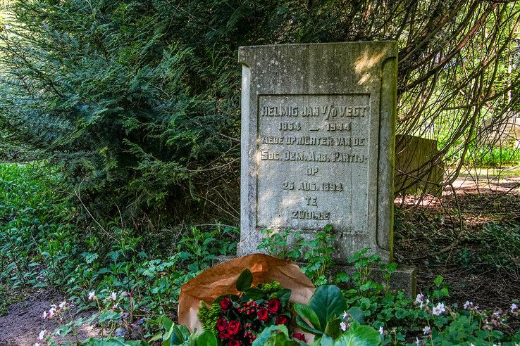 In beeld: Bloemen en toespraken bij graven van ‘rode’ dominee en SDAP-oprichter
