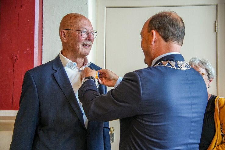 Wijnand Akkerman ontvangt de koninklijke onderscheiding.