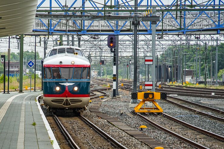 In beeld: Zeldzame gast op station Zwolle, ‘De Kameel’ trekt volop bekijks