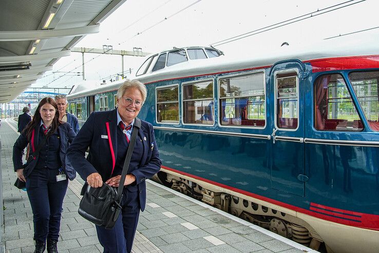 In beeld: Zeldzame gast op station Zwolle, ‘De Kameel’ trekt volop bekijks