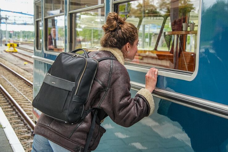 In beeld: Zeldzame gast op station Zwolle, ‘De Kameel’ trekt volop bekijks